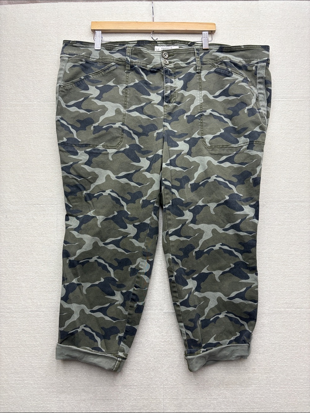 Torrid 26 Womenās Camo Stretch Jogger Jeans - Olive Camo